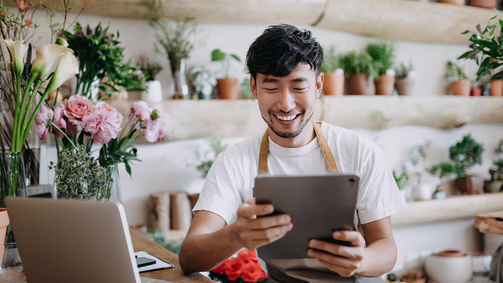 hombre sonriendo con un ipad en las manos